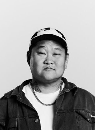 Sort-hvidt studieportræt af mand i afslappet streetwear